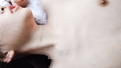 野蛮な叔父は週末に高校1年生の姪っ子を迎えに帰っていった。彼は態度を変えてホテルの部屋を予約し、帰宅する前に彼女と性交した。