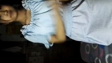 青いドレス、白いブラジャー、赤い下着、脱衣