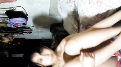 青いドレス、白いブラジャー、赤い下着、脱衣