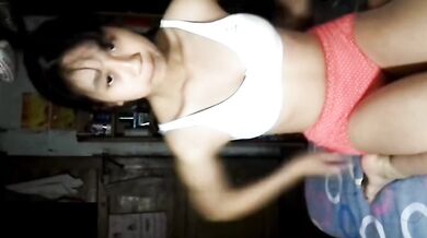 青いドレス、白いブラジャー、赤い下着、脱衣