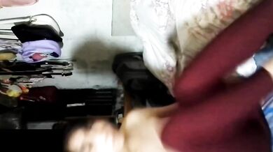 青いドレス、白いブラジャー、赤い下着、脱衣