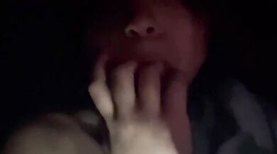 奶妹深夜全裸自慰吃淫水