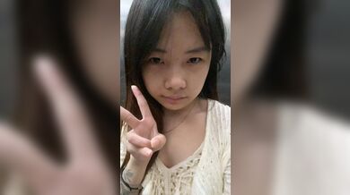 タトゥーを入れた女が裸で胸を揉み、オマンコを触る 1