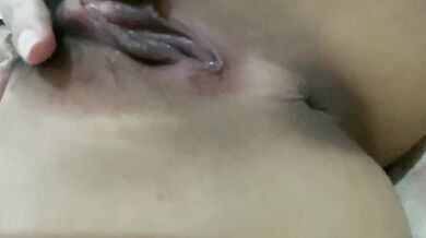 タトゥーを入れた女が裸で胸を揉み、オマンコを触る 1