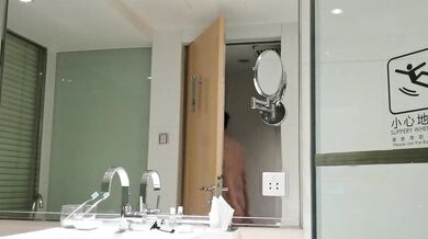 大学生カップルがトイレで自撮り