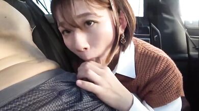かわいいショートヘアの女の子が車の中でフェラチオをする