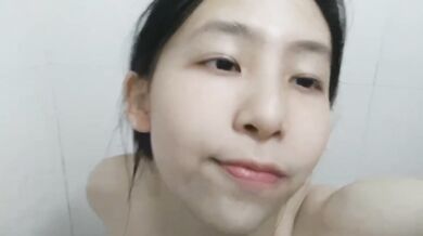 対照的な気質、貧乳少女の自撮り