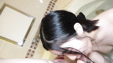 浴槽でのオーラルセックス後の顔射