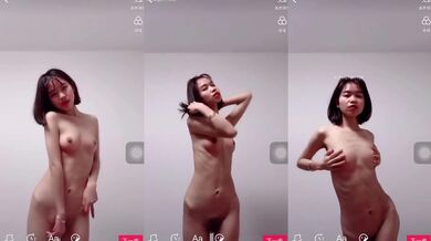 ショートヘアの女の子がセクシーな自撮りをする