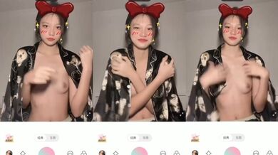 小さな胸を持つかわいい女の子が胸を掴んで自撮りをする