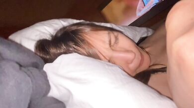 大学の美人セクシーな黒のシルク