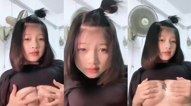 軽くタトゥーを入れた女の子がおっぱいを揉み、オマンコを広げる 1