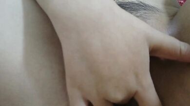 Chị gái khỏa thân trên giường và phun nước