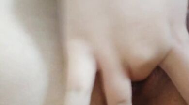 Chị gái khỏa thân trên giường và phun nước