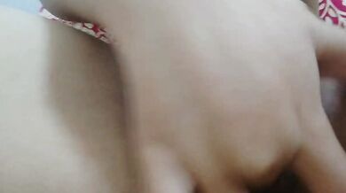 Chị gái khỏa thân trên giường và phun nước