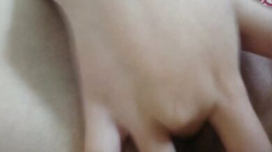 Chị gái khỏa thân trên giường và phun nước