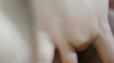 Chị gái khỏa thân trên giường và phun nước