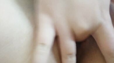 Chị gái khỏa thân trên giường và phun nước