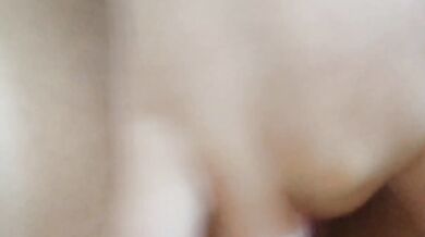 Chị gái khỏa thân trên giường và phun nước