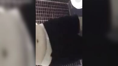 性欲を抑えきれなかった女の子はオナニーして絶頂を迎えた