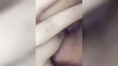 忍不住性慾的妹妹自慰流水