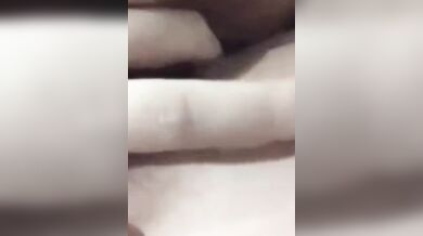 忍不住性慾的妹妹自慰流水