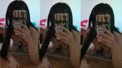 白いシルクの雌犬が鏡の前で自撮りをする