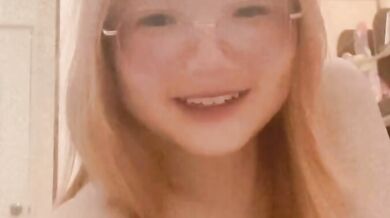 メガネの貧乳少女のビデオオナニー