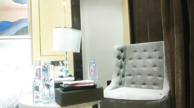 ホテルの外のショートヘアの甘い美しさ1208