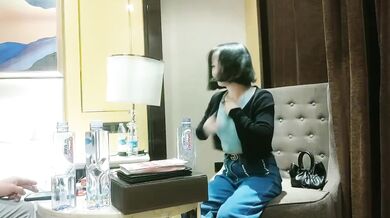 ホテルの外のショートヘアの甘い美しさ1208