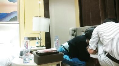 ホテルの外のショートヘアの甘い美しさ1208