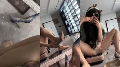 ふしだらな女の子が鏡の前でいちゃついている