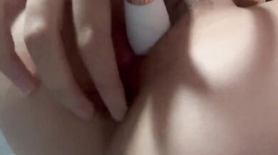 ファーストラインの女の子がバイブレーターでオナニーする