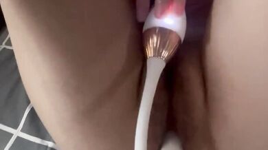 ファーストラインの女の子がバイブレーターでオナニーする