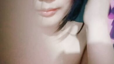 ティーンが乳首クリップと偽ペニスでオナニーしながら遊ぶ