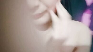 ティーンが乳首クリップと偽ペニスでオナニーしながら遊ぶ