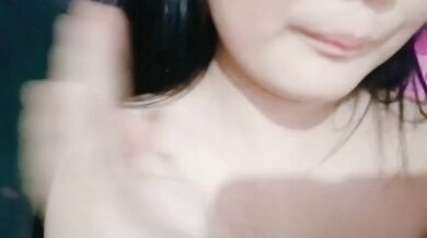 ティーンが乳首クリップと偽ペニスでオナニーしながら遊ぶ