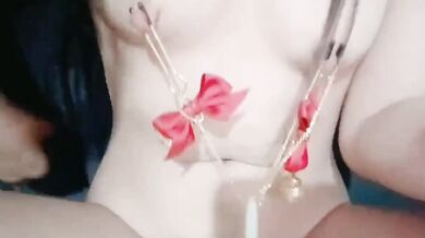 ティーンが乳首クリップと偽ペニスでオナニーしながら遊ぶ