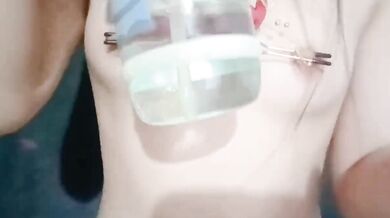 ティーンが乳首クリップと偽ペニスでオナニーしながら遊ぶ