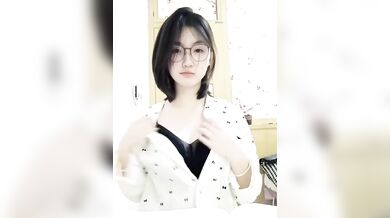 純真なメガネ女子がパジャマ姿でセクシーな自撮り