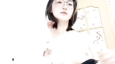 純真なメガネ女子がパジャマ姿でセクシーな自撮り