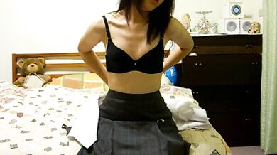 新民高校の妹が制服を着ずに自撮り