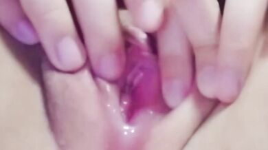 女子掰嫩逼摳逼噴水