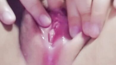 女子掰嫩逼摳逼噴水