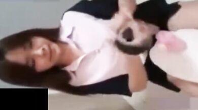 タイの少女が枕をこすりながら叫ぶ