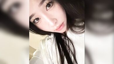 背の高い男が自慰行為とおしっこをする