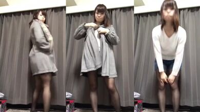 女の子は服を脱ぐためにたくさんの服を着る