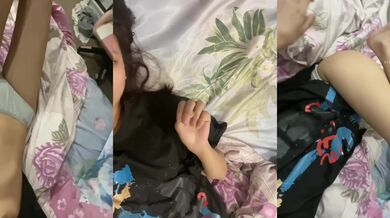 ベッドに横たわり、美しい脚とオマンコで自撮りをする女の子