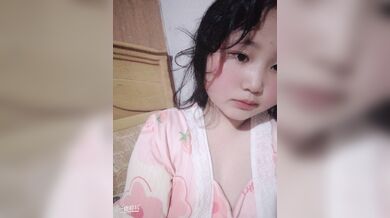 8文字の乳肉少女がおっぱいを掴んでオナニーする1