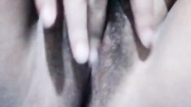 8文字の乳肉少女がおっぱいを掴んでオナニーする1